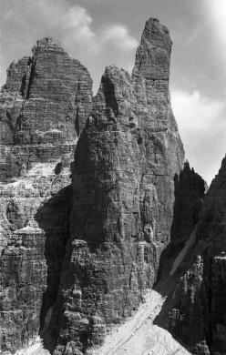 Ditta Francesco Ambrosi, Gruppo di Brenta, Campanile Basso e Campanile Alto, post 1930, gelatina ai sali d'argento/ vetro (negativo), CC BY-NC-ND