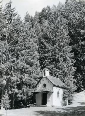 Bernardi, Aldo, Chiesa della Madonna dei Boscaioli con santuario della Natività di Maria in Piazzol, Molina di Fiemme, post 1975, gelatina ai sali d'argento/ carta, CC BY-NC-ND