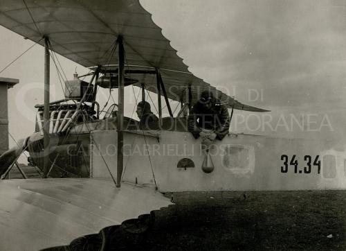 Anonimo, Biplano in azione, 1916 circa, Fotografia, CC BY-SA