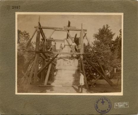 Foto Bettini - Bechtinger,  Demolizione Monumento dedizione all'Austria a Trieste, 1919, gelatina ai sali d'argento su carta, CC BY-NC-SA