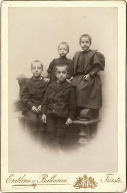 Emblemi & Ballarini, Emerico, Francesco, Aurelia, Maria Pepeu, 1895, albumina su carta, CC BY-NC-SA