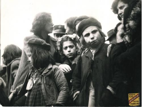 Radio Foto C. Bergonzini, Arrivo dei bambini napoletani a Castelfranco Emilia: bambine alla stazione, 1945 circa, Gelatina a sviluppo, CC BY-NC-ND