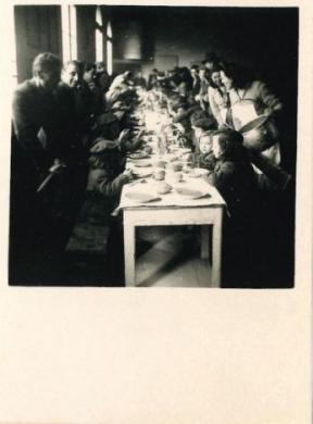 Radio Foto C. Bergonzini, Arrivo dei bambini napoletani a Castelfranco Emilia: mensa nel refettorio, 1945 circa, Gelatina a sviluppo, CC BY-NC-ND