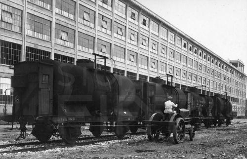 Anonimo, Trattrice Fiat 702 A presso scalo ferroviario dello Stabilimento Fiat Lingotto di Torino, 192 circa, Stampa bn 13x18, CC BY-SA