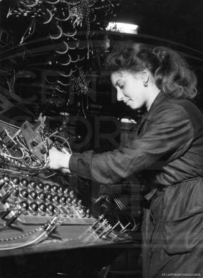 anonimo, Operaia al lavoro presso Stabilimento Fiat Mirafiori di Torino, 1960 circa, Stampa b/n 18x24, CC BY-SA