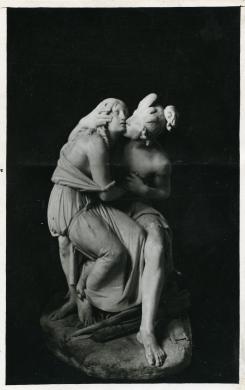 Fotografo non identificato, Atala e Chactas: gruppo scultoreo di Innocenzo Fraccaroli in Palazzo Salvotti a Mori (oggi Castello del Buonconsiglio. Monumenti e collezioni provinciali., 1928 circa, gelatina ai sali d'argento/ carta, CC BY-SA
