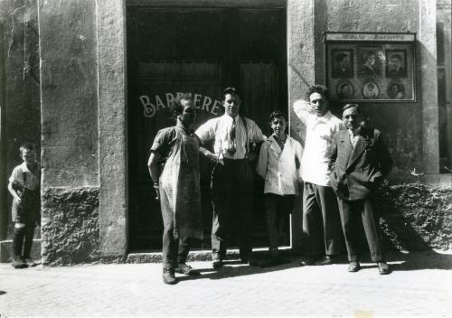 Albertini, Mario senior, La bottega del barbiere nel vecchio rione del Sass, Trento, 1930 circa, gelatina ai sali d'argento/ vetro (negativo), CC BY-NC-ND