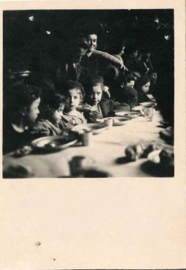 Radio Foto C. Bergonzini, Arrivo dei bambini napoletani a Castelfranco Emilia: mensa nel refettorio, 1945 circa, Gelatina a sviluppo, CC BY-NC-ND