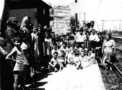 Anonimo, Partenza per la colonia, accompagnatore Roberto Salvatore, 1951, Gelatina a sviluppo, CC BY-NC-ND