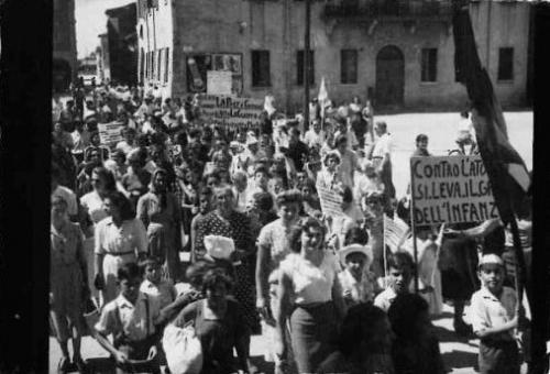 Anonimo, Partenza per la colonia, accompagnatore Roberto Salvatore, 1951, Gelatina a sviluppo, CC BY-NC-ND