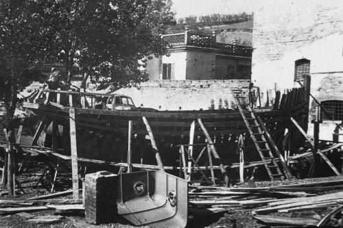 Anonimo, Limite sull'Arno. Allestimento di un'imbarcazione all'esterno del cantiere Picchiotti., 1930 circa, Digitalizzata da stampa., CC BY-SA