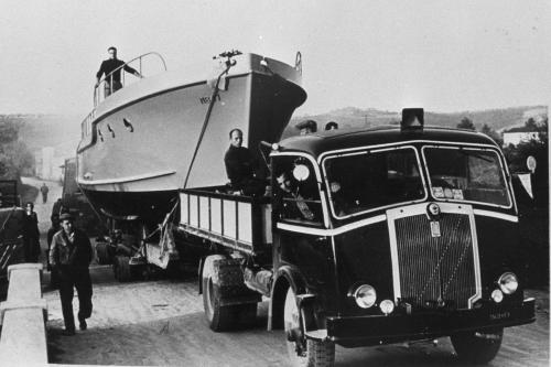 Anonimo, Trasporto di un'imbarcazione costruita dalla Cooperativa Artieri., 1947 circa, CC BY-SA