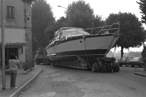 Mario Polverosi, Limite sull'Arno. Uscita dal Cantiere di una delle ultime imbarcazioni costruite a Limite dal Cantiere di Pisa., 1985 circa, Pellicola bianco nero, negativo digitalizzato, CC BY-SA