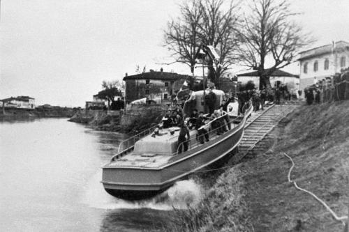 Anonimo, Varo nel fiume Arno di un'imbarcazione costruita dalla Cooperativa Artieri., 1947 circa, Digitalizzata da stampa., CC BY-SA