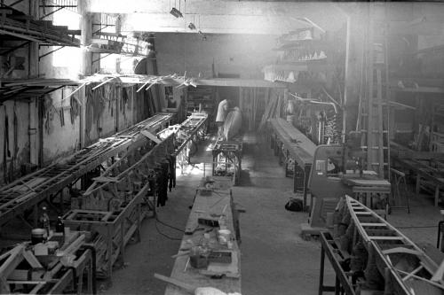 Mario Polverosi, Limite sull'Arno. Interno del cantiere Salani, dove si costruivano le barche di Canottaggio che hanno fatto vincere numerosi prestigiosi titoli alla Canottieri Limite., 1980 circa, Pellicola bianco nero, negativo digitalizzato, CC BY-SA