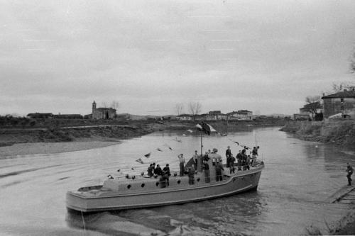 Anonimo, Imbarcazione della Cooperativa Artieri in navigazione nel fiume Arno davanti a Limite sull' Arno subito dopo il varo., 1948 circa, Digitalizzata da stampa., CC BY-SA