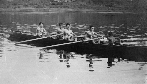 Anonimo, Limite sull'Arno. Canottieri in allenamento: equipaggio  (spezzacuori) si riconoscono da sx.  Picchiotti Alessandro, Cecchi Eliezer, Manetti Gennaro, Picchiotti Nicodemo (al timone), Porcelli Ugo., 1920 circa, Digitalizzata da stampa., CC BY-SA