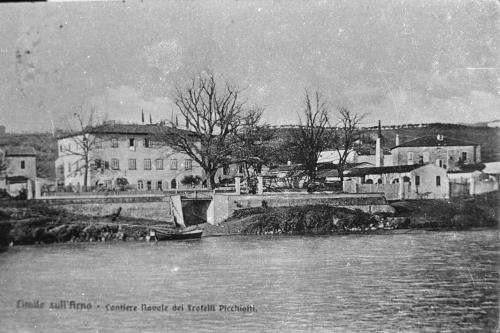 Anonimo, Limite sull'Arno. Cartolina d'epoca con veduta della villa Picchiotti con annesso cantiere navale., 1930 circa, Digitalizzata da stampa, CC BY-SA