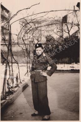 Anonimo, Ragazzo in divisa, Fotografia, CC BY-SA