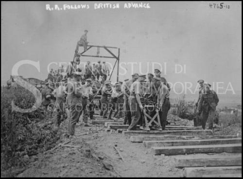 Anonimo, Sterratori costruiscono strade per far avanzare l'esercito britannico, XX secolo, Fotografia, CC BY-SA