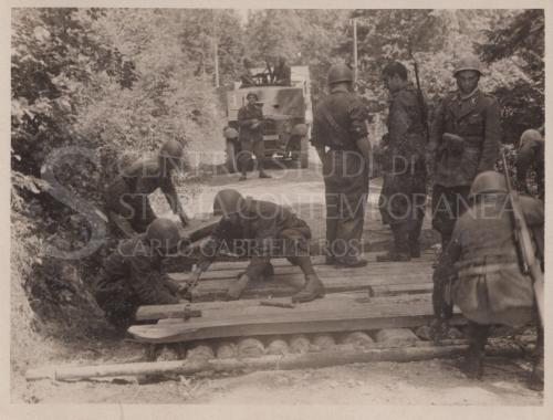 Soldati costruiscono una strada carrabile temporanea, CC BY-SA