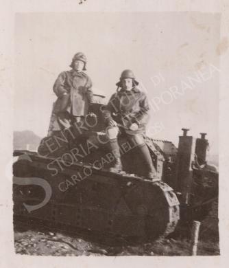 Carristi italiani su un carro veloce (tankette), 1940 circa, CC BY-SA