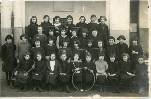 Foto ricordo scolaresca femminile, 1922, CC BY-SA
