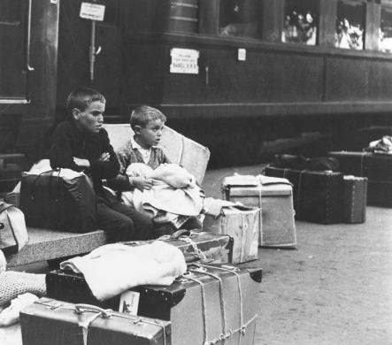 Mario Ingrosso, Piccoli emigranti, Milano Stazione Centrale, 1963, CC BY-NC-ND