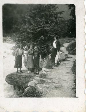 Quattro donne sul Sesia ad Alagna, 1936, CC BY-SA