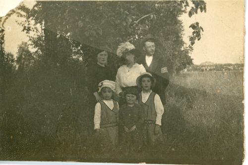 Tre bambine, due donne e un uomo in un campo, CC BY-SA