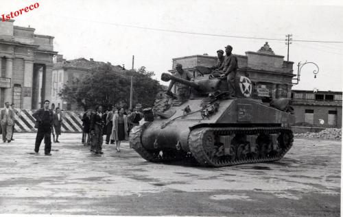 Carro armato Sherman dell'esercito statunitense alle porte di Reggio Emilia, 24/04/1945, CC BY-NC-ND