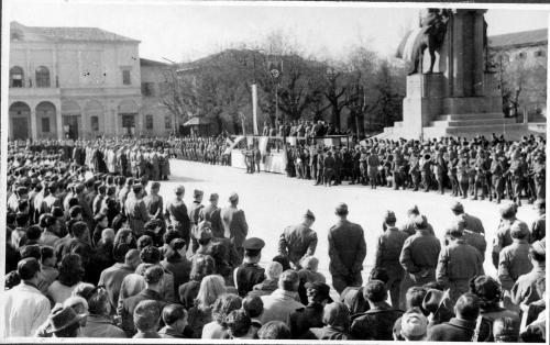 Cerimonia nazifascista in piazza della Vittoria a Reggio Emilia, 1944, CC BY-NC-ND