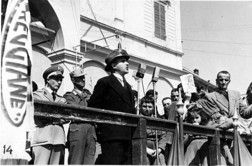 Primo anniversario della liberazione, piazza della Vittoria, Reggio Emilia. Col cappello il sindaco Cesare Campioli, 25/04/1946, CC BY-NC-ND