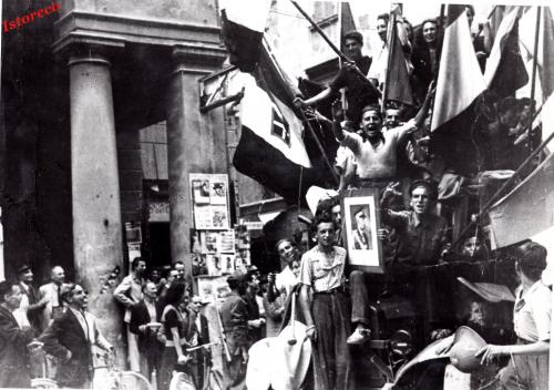 Festeggiamenti della popolazione in piazza del Monte, 26 luglio 1943, 26/07/1943, CC BY-NC-ND
