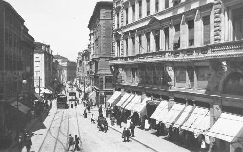 Donda, Edoardo, Trieste, veduta di una strada affollata, XX sec./ inizio - Fondo A. Favaro, gelatina ai sali d'argento/ carta, CC BY-SA