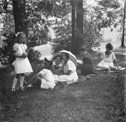 Autore non identificato, Scampagnata nel bosco, anni '20 - Fondo A.Favaro, gelatina ai sali d'argento/ vetro, CC BY-SA