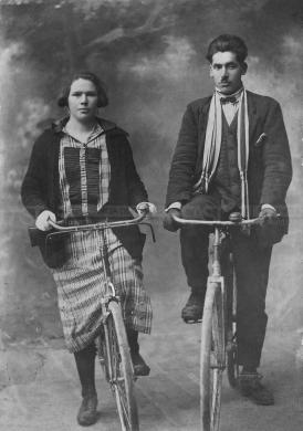 Autore non identificato, Segusino (TV), coppia in bicicletta, anni '40 - Fondo A. Favaro, gelatina ai sali d'argento/ carta, CC BY-SA