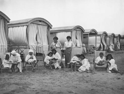 Autore non identificato, Lido di Venezia, bagnanti in spiaggia, XX sec./ inizio - Fonso A. Favaro, gelatina ai sali d'argento/ carta, CC BY-SA
