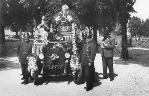 Autore non identificato, Treviso, catrro di Pompieri addobbato con fiori sulle mura cittadine, anni '30 - Fondo A. Favaro, gelatina ai sali d'argento/ carta, CC BY-SA