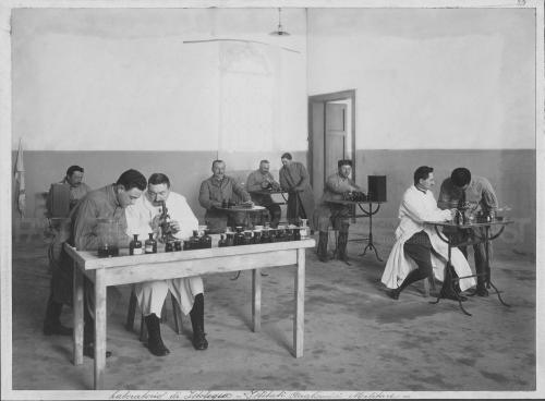 Autore non identificato, Padova (TV), laboratorio universitario di Medicina, 1917 - Fondo A. Favaro, gelatina ai sali d'argento/ carta, CC BY-SA