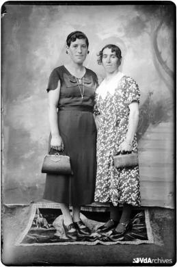 Aldo Daniele Champion, Donne in posa con borsette, 1939, Negativo gelatina-bromuro su lastra di vetro, CC BY-NC-SA