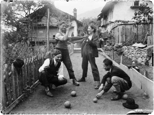 Aldo Daniele Champion, Partita di bocce a Saint-Marcel, 1935 circa, Negativo gelatina-bromuro su lastra di vetro, CC BY-NC-SA