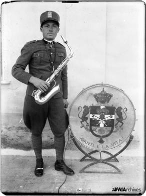 Aldo Daniele Champion, Autoscatto durante il servizio militare a Roma, 1930 circa, Negativo gelatina-bromuro su lastra di vetro, CC BY-NC-SA