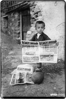 Aldo Daniele Champion, Bambino in posa con giornale e pallone, 1934, Negativo gelatina-bromuro su lastra di vetro, CC BY-NC-SA