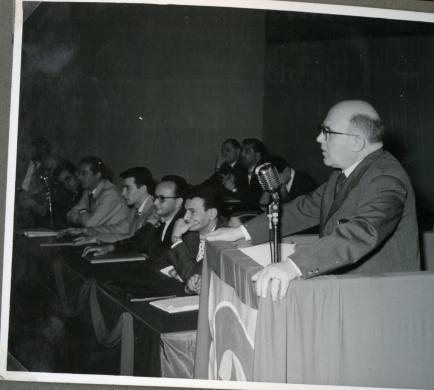 Palco degli oratori, in primo piano il sindaco Cesare Campioli, politeama Ariosto, 1960, CC BY-NC-ND