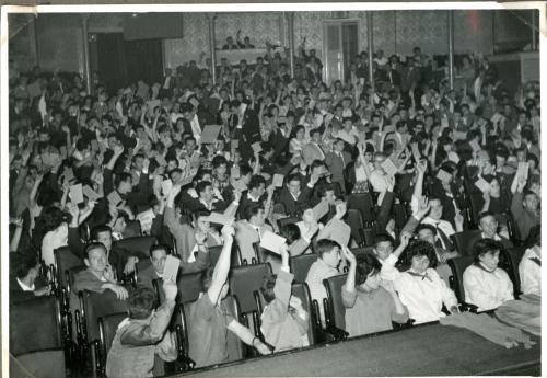 I delegati votano una mozione, politema Ariosto, 1960, CC BY-NC-ND