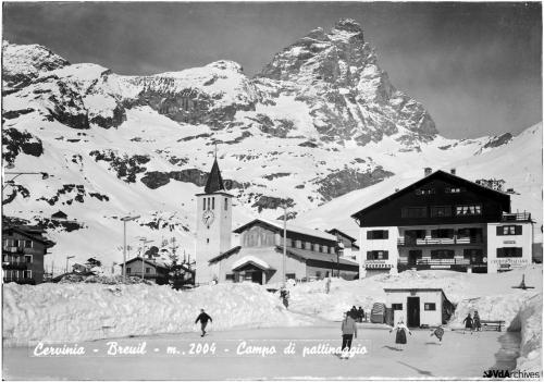 Autore non identificato, Veduta di Breuil-Cervinia con la pista di pattinaggio, 1957 circa, Negativo gelatina-bromuro su lastra di vetro, CC BY-NC-SA