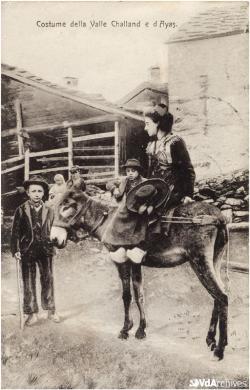 Autore non identificato, Donna in costume tradizionale a dorso di mulo ad Ayas, 1895 circa, Cartolina postale, CC BY-NC-SA