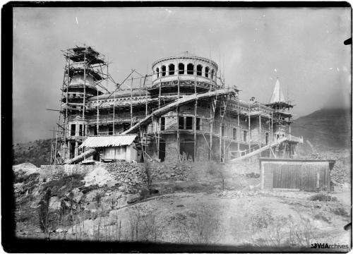 Autore non identificato, Costruzione del castello Jocteau ad Aosta, 1907 circa, Negativo gelatina-bromuro su lastra di vetro, CC BY-NC-SA