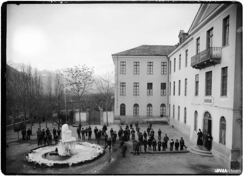 Autore non identificato, Ragazzini e preti nel cortile del Piccolo Seminario ad Aosta, 1915 circa, Negativo gelatina-bromuro su lastra di vetro, CC BY-NC-SA